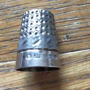 Dedal de plata antiguo con diseño de hojas de 7/8" de alto, tamaño 7 con letra de fecha de Birmingham R 1916. Firmado J F para James Fenton Thimble 13.