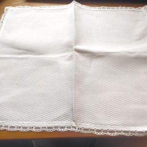 Tapis en dentelle de coton blanc des années 1900. A des taches qui vont s'estomper.  11" X 13" Lin 80