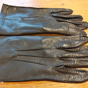 1 pair of  quality ladies brown  leather vintage gloves with top stitching to top and cuff  UK size 6 1/2 gloves 3036