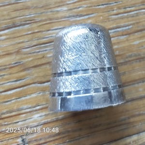 Dedal de plata antigua de 3/4" de alto, ligeramente doblado, tamaño 6, con sello distintivo de Birmingham, Reino Unido, fecha con letra A para 1975, dedal 9