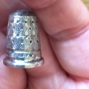 Dedal de plata antiguo diseño Dorcas de 3/4" de alto tamaño 6 con sello Chester UK CH Charles Horner fecha letra K para 1910 Dedal 8