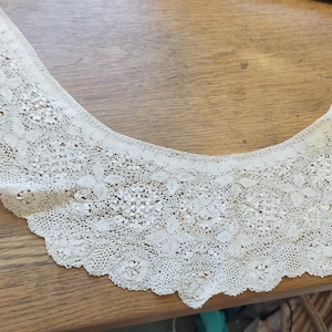 Uitzonderlijke jaren 1800 beige Maltese kanten trouwkraag van pure zijde met geschulpte rand: 27&quot; nek en 751/2&quot; diep.  Perfecte staat.  Kraag 4034