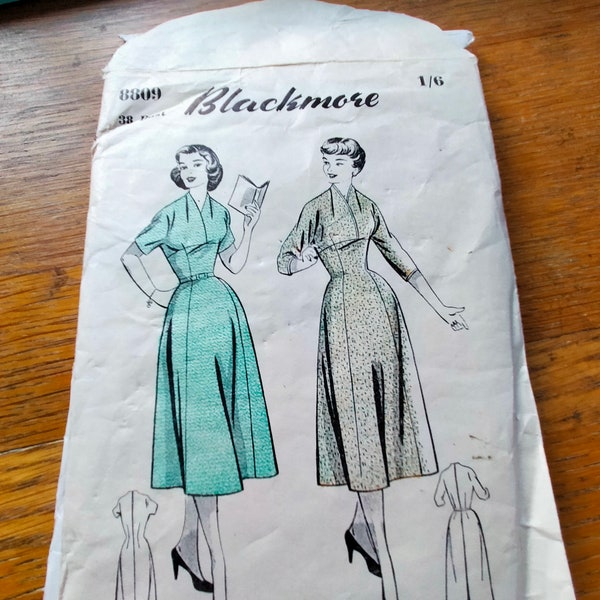Modèle de robe ajustée des années 40 avec pinces et modèle de couture original de décolleté inhabituel. Blackmore 8809 taille 16 Buste 38" SP4