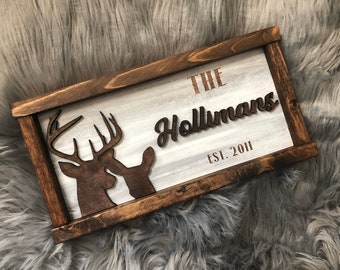 Cartello rustico personalizzato con cervo, regalo di anniversario per lui, cartello per coppie in stile cabina, matrimonio in fattoria, decorazione con cervo e maschio, campagna incorniciata