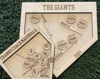 Puede incluir: Una placa de madera con forma de béisbol con el texto "The Giants" y "Thanks Coach Marshall" grabado en ella. La placa presenta un diamante de béisbol con los nombres de los jugadores y el año "2024" inscrito.