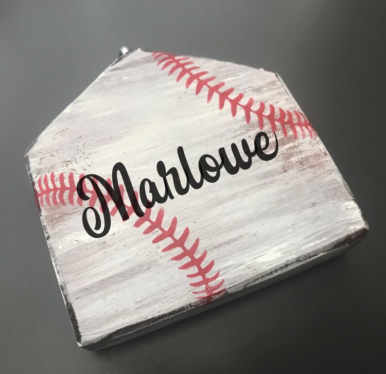 Pu&ograve; includere: Decorazione per la casa in legno bianco a forma di piatto di casa da baseball con cuciture rosse e il nome "Marlowe" scritto in corsivo nero.