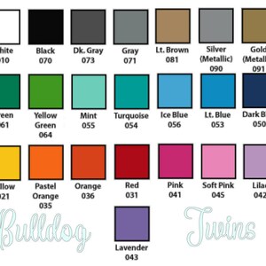 K&ouml;nnte beinhalten: Eine Farbkarte mit 20 verschiedenen Farben, darunter Wei&szlig;, Schwarz, Grau, Gr&uuml;n, Gelb, Orange, Rot, Rosa, Blau und Lila. Die Farben sind mit ihren Namen und Nummern beschriftet. Die W&ouml;rter "Bulldog" und "Twins" sind in wei&szlig;er Kursivschrift am unteren Rand der Karte geschrieben.