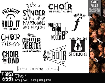 Può includere: Disegni grafici in bianco e nero basati sul testo per i membri del coro. I disegni includono frasi come "Date a Singer", "Choir Mom", "Choir Dad", "Without Choir Life Would Be Flat", e "Born for the Spotlight".