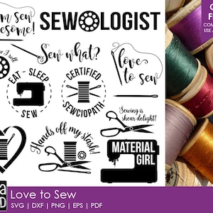 Puede incluir: Un conjunto de 10 archivos de corte SVG en blanco y negro para manualidades y diseño. Los diseños presentan frases e imágenes con temática de costura, como "I'm Sew Awesome!" y "Sew What?" El texto "Love to Sew" también está incluido en la imagen.