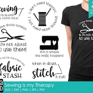 Könnte beinhalten: Ein schwarz-weißes Grafikdesign mit dem Text "Sewing is my Therapy" und mehreren Nähen-bezogenen Zitaten, darunter "Ich habe scharfe Scheren & ich habe keine Angst, sie zu benutzen!" und "Im Zweifel, nähen!"