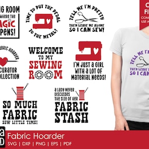 Puede incluir: Un conjunto de 10 archivos de corte SVG imprimibles para manualidades y diseño. Los diseños presentan citas e ilustraciones con temática de costura, incluyendo una máquina de coser, tijeras y carretes de hilo. El texto incluye frases como "Sala de costura", "Soy solo una chica con muchas necesidades de material", y "¡Tanto tejido, tan poco tiempo!"