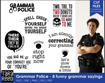 Könnte beinhalten: Ein digitaler Download von 8 lustigen Grammatiksprüchen, darunter "Spell check yourself before you wreck yourself" und "I am silently correcting your grammar". Die Sprüche sind in schwarzer Schrift auf weißem Hintergrund. Das Bild zeigt auch einen Polizisten mit einem ernsten Gesichtsausdruck.