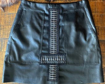 No Master Skirt III - Jupe H&M en similicuir noir recyclé avec poches tête de mort en croix inversée - Taille 6 Medium - Fabriquée à la main unique en son genre