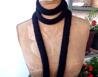 Écharpe fine noire, cravates fines minimalistes, accessoire cadeau, cadeau écharpe en tricot, écharpe tricotée avec les doigts, écharpes en tricot fines, écharpe ronde
