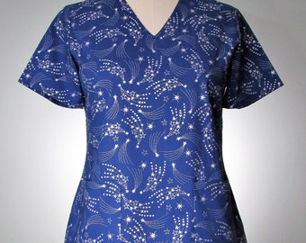 Scrub TOP impreso para mujer, cuello en V, ajuste a medida, bolsillos grandes, en stock listo para enviar, médico, dental, enfermera, pediátrico, hecho en los EE.UU.