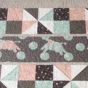 Handmade baby quilt. image 3