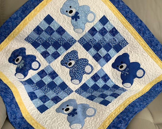 Handmade baby quilt. Teddy baby quilt.