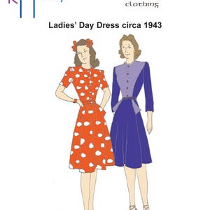 Pode incluir: Duas mulheres vestindo vestidos no estilo dos anos 40. A mulher à esquerda está vestindo um vestido vermelho com bolinhas brancas. A mulher à direita está vestindo um vestido roxo com uma gola branca. A imagem é intitulada "Ladies' Day Dress circa 1943" e é da coleção de padrões "Deconstructing History".
