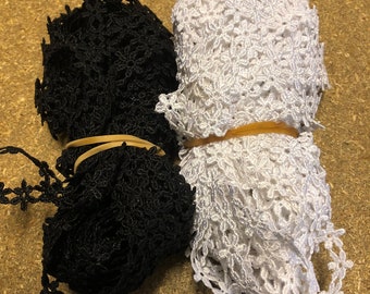 Venice Lace, small daisy, Black and White 47m total. Roll ends, bargain!!