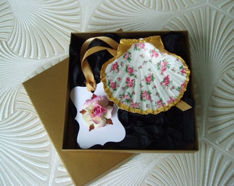Decoupage Scallop Shell. Floral Design. Supplied in Presentation Box with matching Gift Tag. Scallop Shell Trinket.