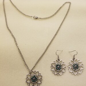 Deep Turquoise Teal /Silver Necklace and Earrings Set. Chain is 19&quot;