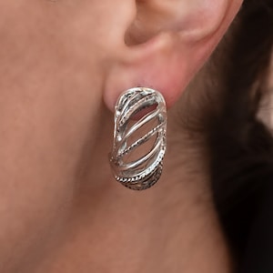 Pendientes vintage firmados por Oscar De La Renta, grandes pendientes de aro chapados en oro blanco antiguo OSE-129-W - Stock limitado - Sin usar