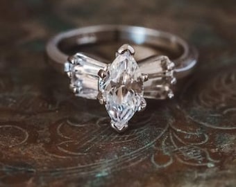 Vintage 0.12ctw Diamond 3-Stone Filigree Ring 18k White Gold