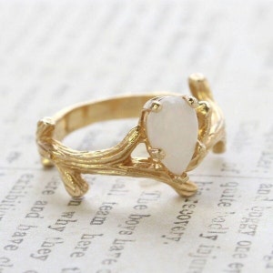 Anello vintage con opale: stile ramoscello in oro 18k, gioielli di metà secolo