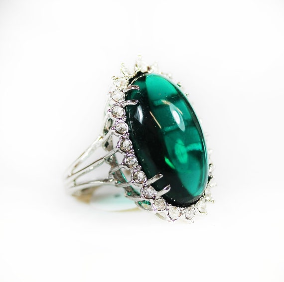 Vintage Ring Oval Emerald Cabochon Crystal with C… - image 1
