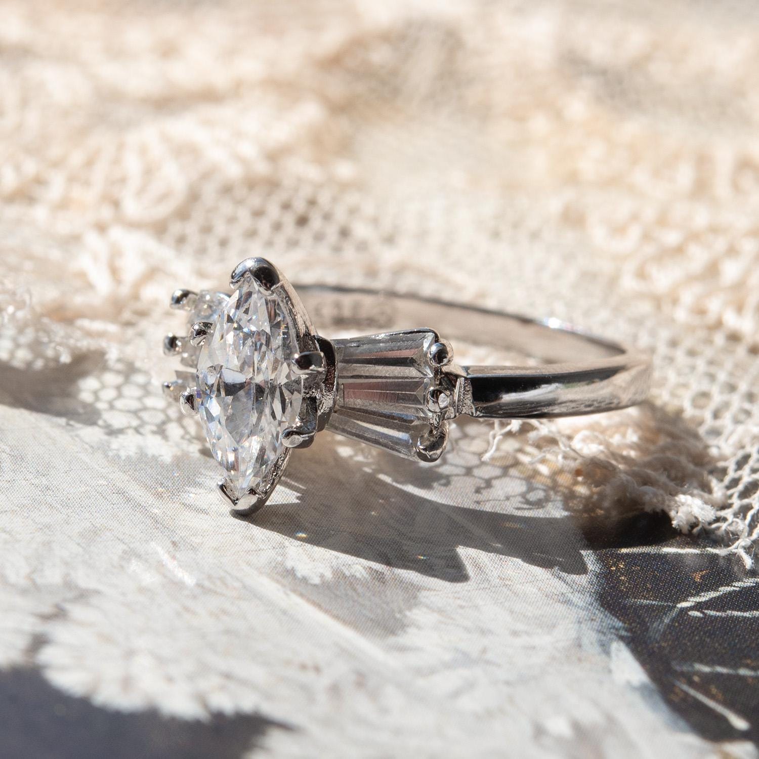Bague Ancienne Plaqué Or Avec Oxydes De Zirconium - Taille 51 - Occasion