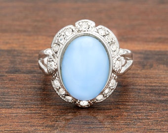 Anello vintage anni '70 con pietra di luna blu: dettaglio in cristallo, placcatura in oro bianco 18 carati.