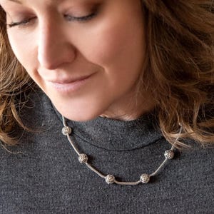 Collar vintage Oscar De La Renta de cadena de eslabones con cuentas en tono oro blanco de 16 pulgadas y cierre en forma de S extensor de 3 pulgadas n.º OS110