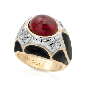 以下が含まれることがあります： 大きな赤い宝石が白金属のベゼルにセットされた金のリング。リングは黒のエナメルと小さなダイヤモンドで飾られています。