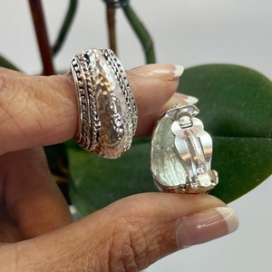 Pendientes vintage Oscar de la Renta Clip Pendientes Plata Tono Martillado Joyería de Mujer Antigua OSE-144 - Stock Limitado - Nunca Usado