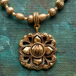 Vintage Oscar De La Renta 16 Inch Antiqued Gold Tone Pendant Necklace #OSN-438-Y