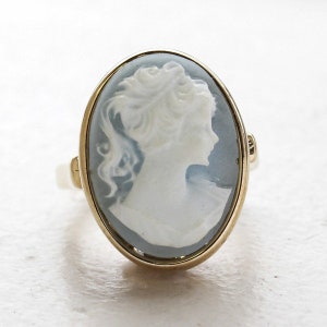Anello vintage con silhouette bianca su cammeo azzurro in oro giallo 18 carati galvanizzato, prodotto negli Stati Uniti, R1776, stile antico, anelli per il viso, gioielli da donna