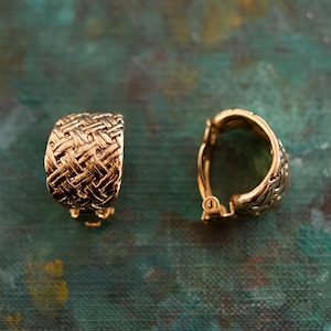 Vintage Oscar de la Renta Clip Earrings: Gold Tone Basket Weave Dome