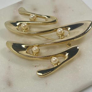 Vintage Pearl Brooch: Ornate Gold Swirl Lapel Pin