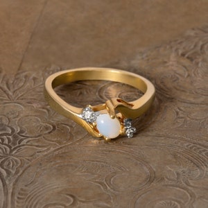 Vintage Jelly Opal Ring: 18k Gold & Crystal Accent - October Birthstone