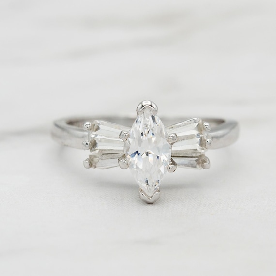 Bague Vintage En Or Blanc 18 Carats Sertie Oxyde De Zirconium - Taille 48