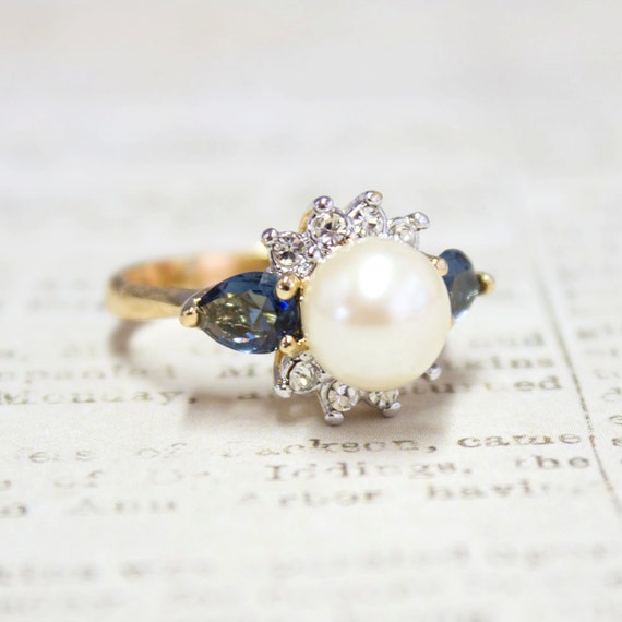 A Vintage Ring 1970s Faux Pearl Ring with Sapphir… - image 3