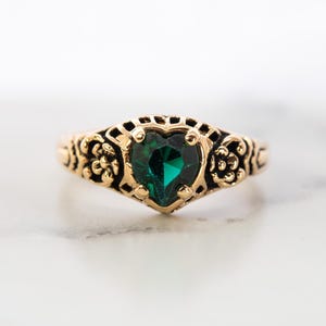 Women&#39;s Vintage Ring Emerald Austrian Crystal Antique 18k Gold Electroplated Filigree Ring R1375  Vintage Womans Ornate Antique Jewelry