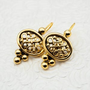 Pendientes vintage Oscar De La Renta Pendientes colgantes con cierre de palanca en tono dorado antiguo Pendientes de diseñador con el logotipo "O" en la parte posterior