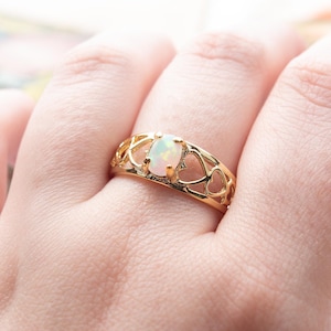 Vintage Ring Retro Genuine Harlequin Opal Ring 18k Gold Electroplated Antique Jewelry for Women Heart Cutout Band Gold October Birthstone