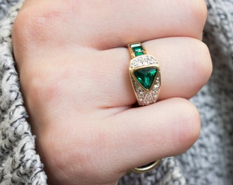 Anillo vintage de oro de 18 quilates con esmeraldas y cristales Swarovski: Anillo cóctel con pavé trillón.