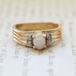 Ein Vintage Ring Echtes Jelly Opal und klare Swarovski-Kristallring 18k Gold Antique Womans Stacking R1318