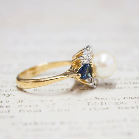 A Vintage Ring 1970s Faux Pearl Ring with Sapphir… - image 2