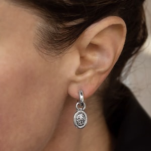 Pendientes vintage Oscar de la Renta, aros pequeños en tono plateado antiguo con pendientes colgantes ovalados extraíbles, OSE-604-W de plata vintage