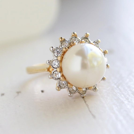 Vintage Ring 1970s Faux Cream Pearl Ring 18k Gold… - image 1