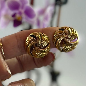 Vintage Oscar de la Renta Pendientes de clip Tono dorado Botón de remolino Diseño OSE-1212-CY Joyería antigua Mujer - Stock limitado - Nunca usado